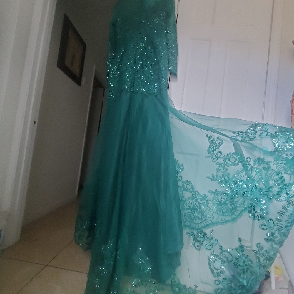 Vestido color verde bandera,,se ve un poco d diferente en la foto ,no estira..